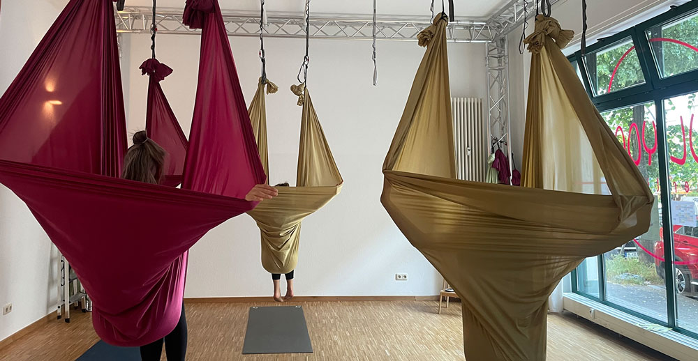 Yoga im Tuch: Freiheit und Flexibilität mit Aerial Yoga